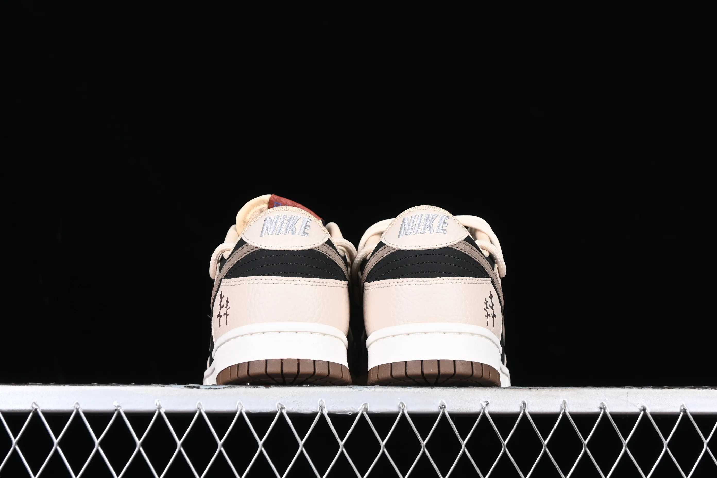 All Categories Nk SB Dunk Series Nk SB Dunk Low Low-top Sneakers Nk SB Dunk Low "Mars Stone" Mocha Brown SB Smashed Backboard Fashion Casual Sneakers DR9704-200